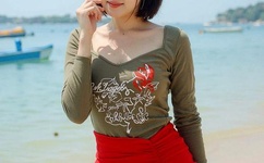 女司机深夜狂欢后驾车冲下水池